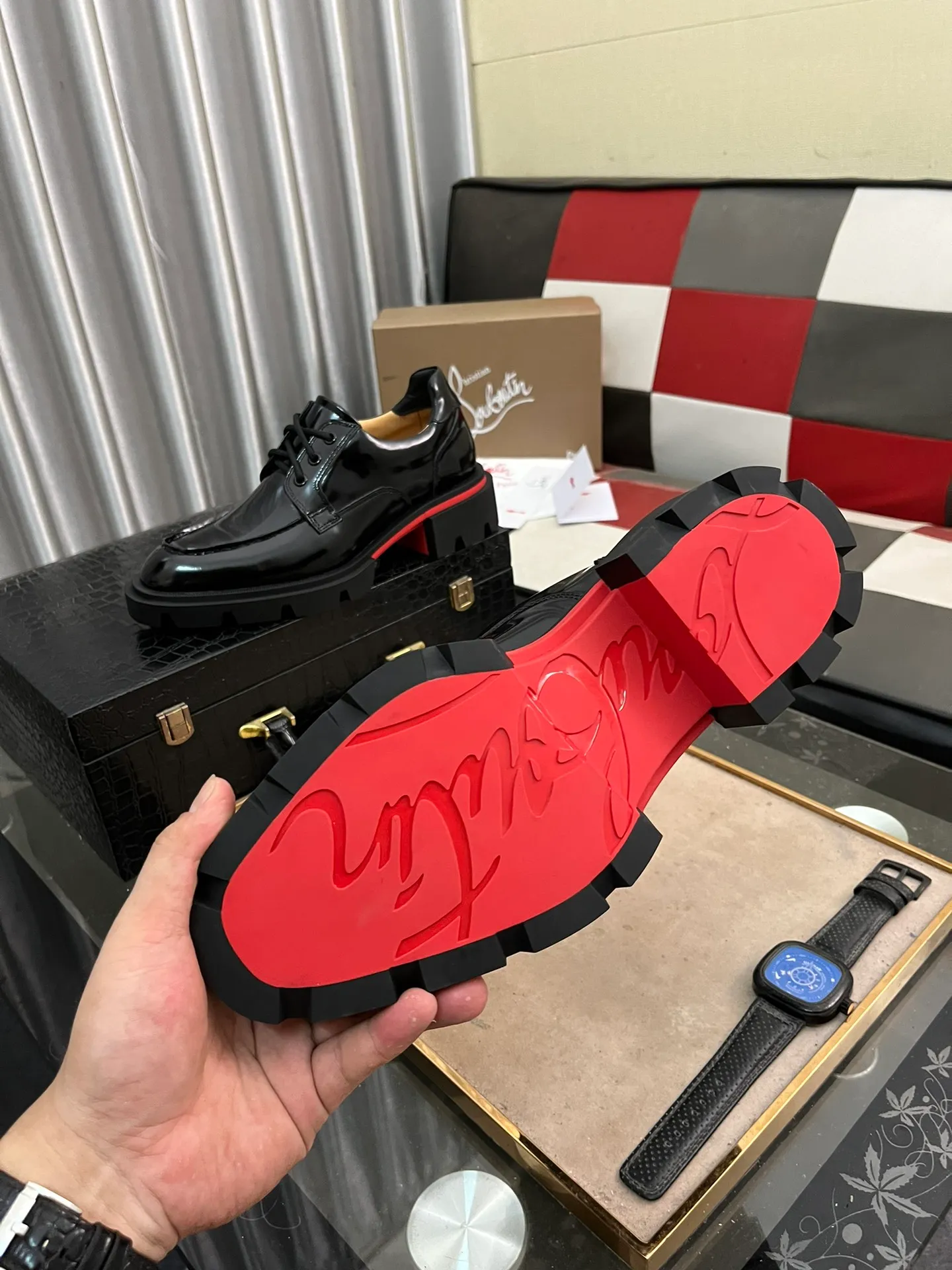 Men's shoes 💰820⌚️⌚️CL New formal leather shoes Christia* Loubouti* red-soled shoes GREGGO men's Oxford shoes Made of imported cowhide/glossy patent leather/stitched contrasting high silk suede. Three-section toe design. Iconic red outsole, the ultimate personalized shoe. Original color cowhide lining. Original Italian leather outsole; fine workmanship brings you a luxurious experience. With its neat silhouette and straightforwardness, GREGGO men's Oxford shoes are Oxford shoes born for city roaming. The elegant lines and classic silhouette exude eternal charm. The black patent leather material is exquisite and eye-catching, adding a sense of luxury to the overall look. The slender toe design is full of elegance, and matched with closed shoelaces of the same color, the sophistication is invisible. The slim sole design provides the shoes with a light foot feel, elegant steps, and a refined and elegant look. Shows outstanding texture.  Standard leather shoe size: 38-44